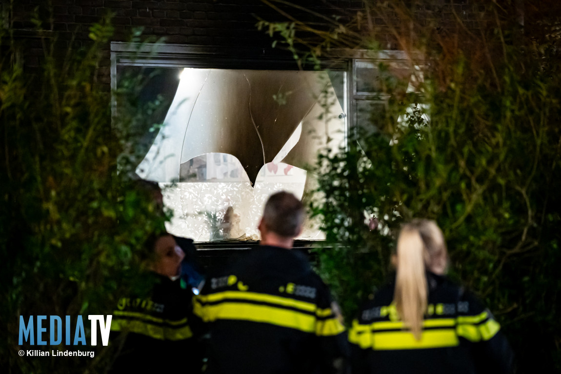 Brand tegen gevel na explosie bij woning Groenezoom Rotterdam