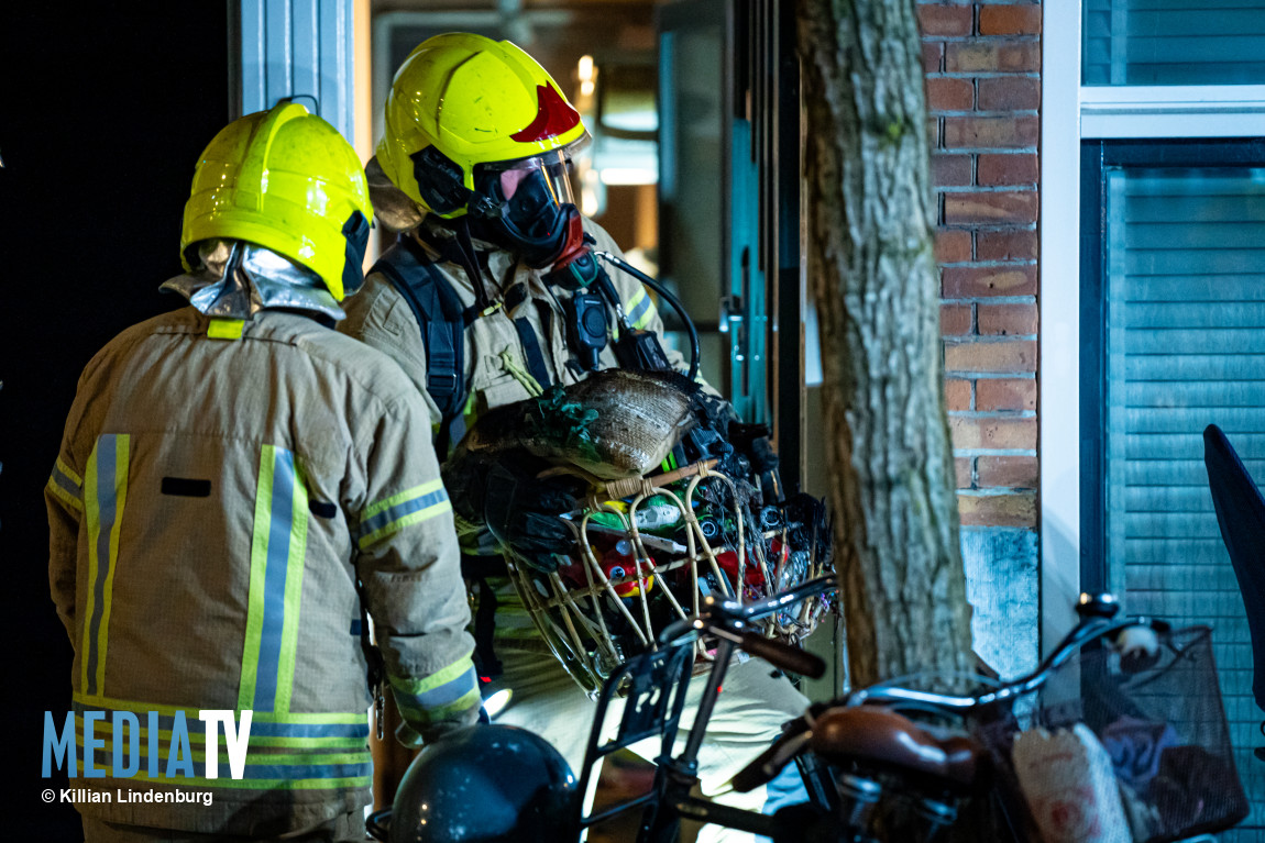 Twee volwassenen en kind naar ziekenhuis na brand in woning Van Weelstraat Rotterdam