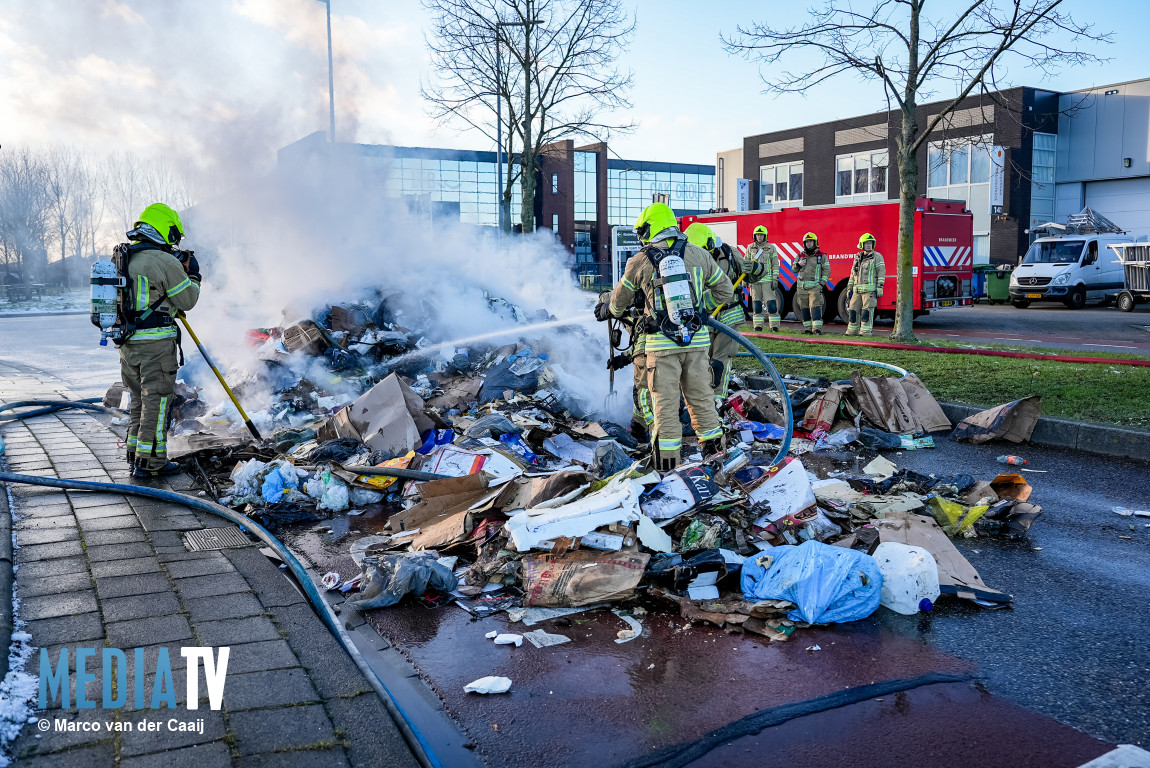 Lading van vuilniswagen vliegt rijdend in brand Vareseweg Rotterdam