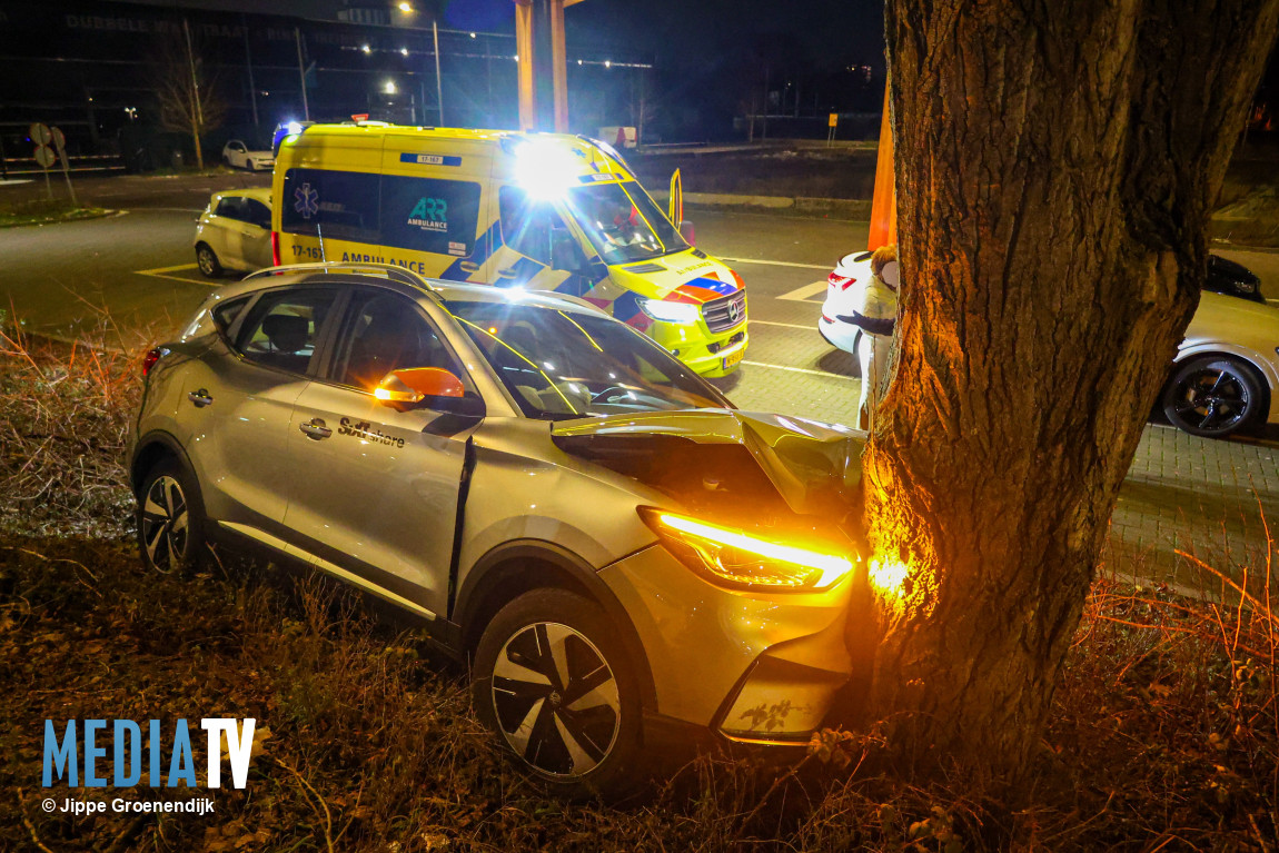 Auto klapt op boom langs de Stadionweg in Rotterdam