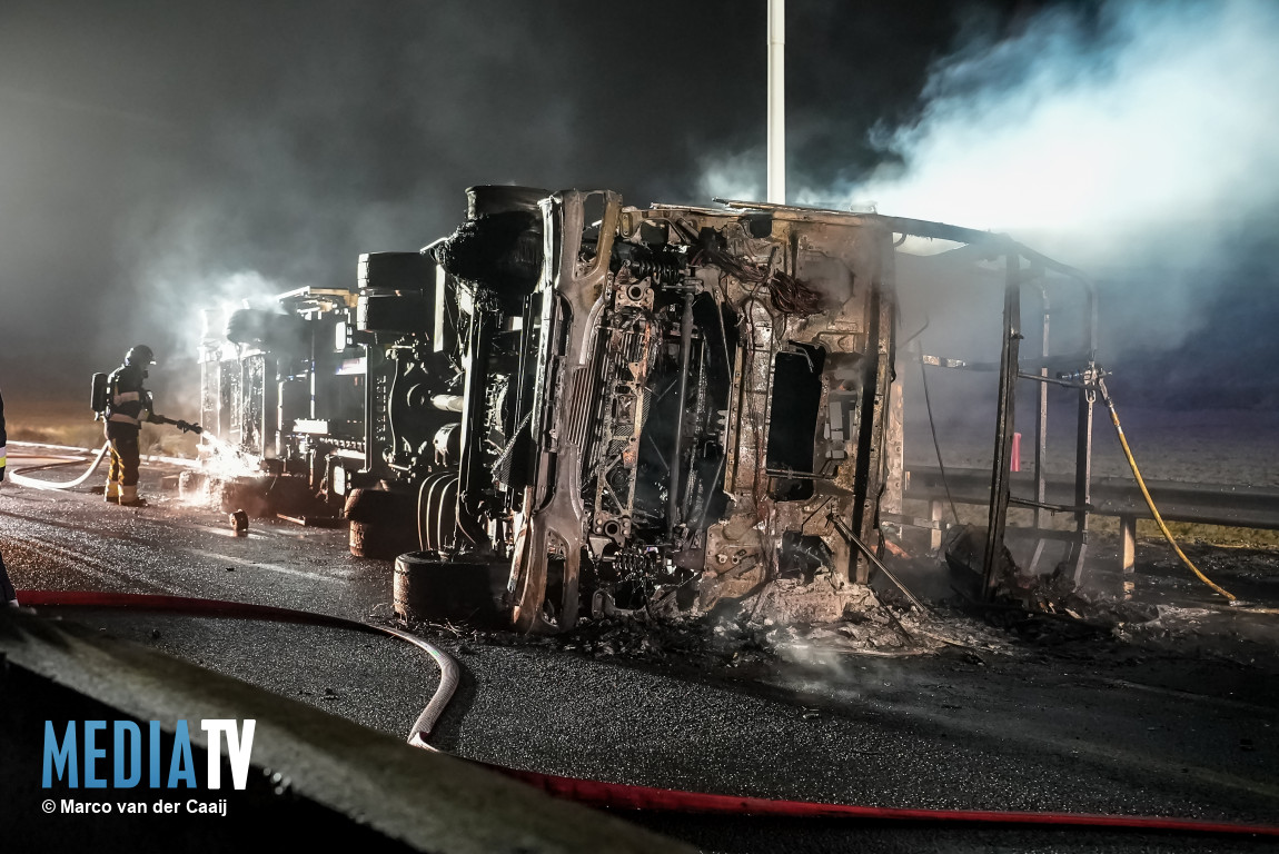 Chauffeur zwaargewond nadat vrachtwagen kantelt en in brand vliegt Maasvlakteweg Maasvlakte Rotterdam