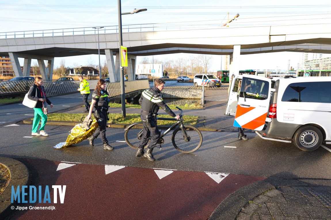 Fietsster gewond na aanrijding met stadsbus Laan van Dada Rotterdam