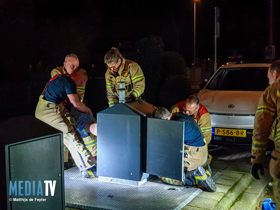 Man door brandweer uit ondergrondse container bevrijd Algiersstraat Rotterdam