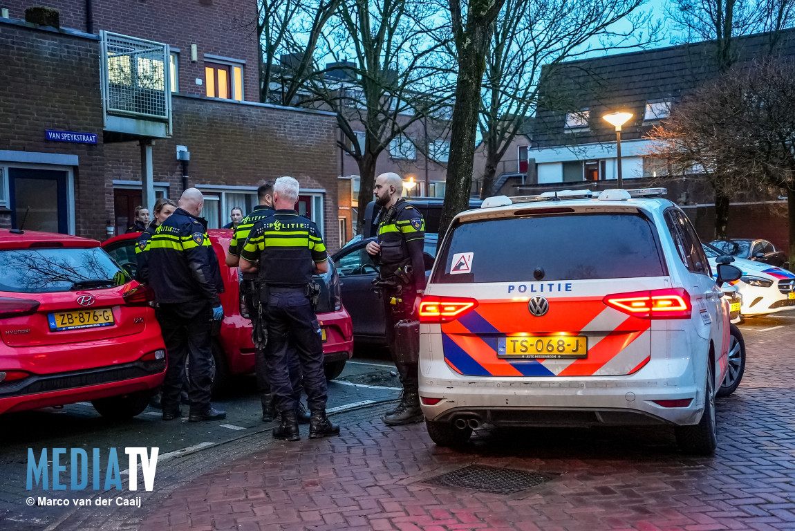 Vijf vuurwapens gevonden na instap woning, drie aanhoudingen Van Speykstraat Maassluis