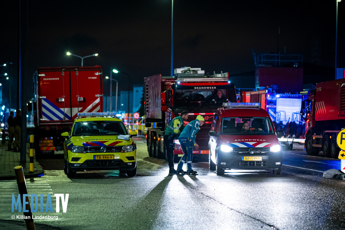 Hulpdiensten massaal uitgerukt voor brand bij Esso Botlekweg Rotterdam