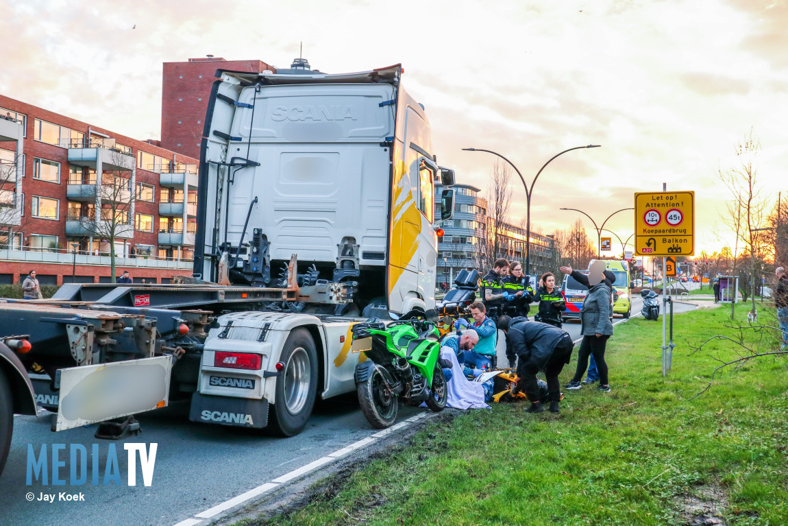 Motorrijder zwaargewond na mislukte inhaalpoging Laan 1940-1945 Maassluis