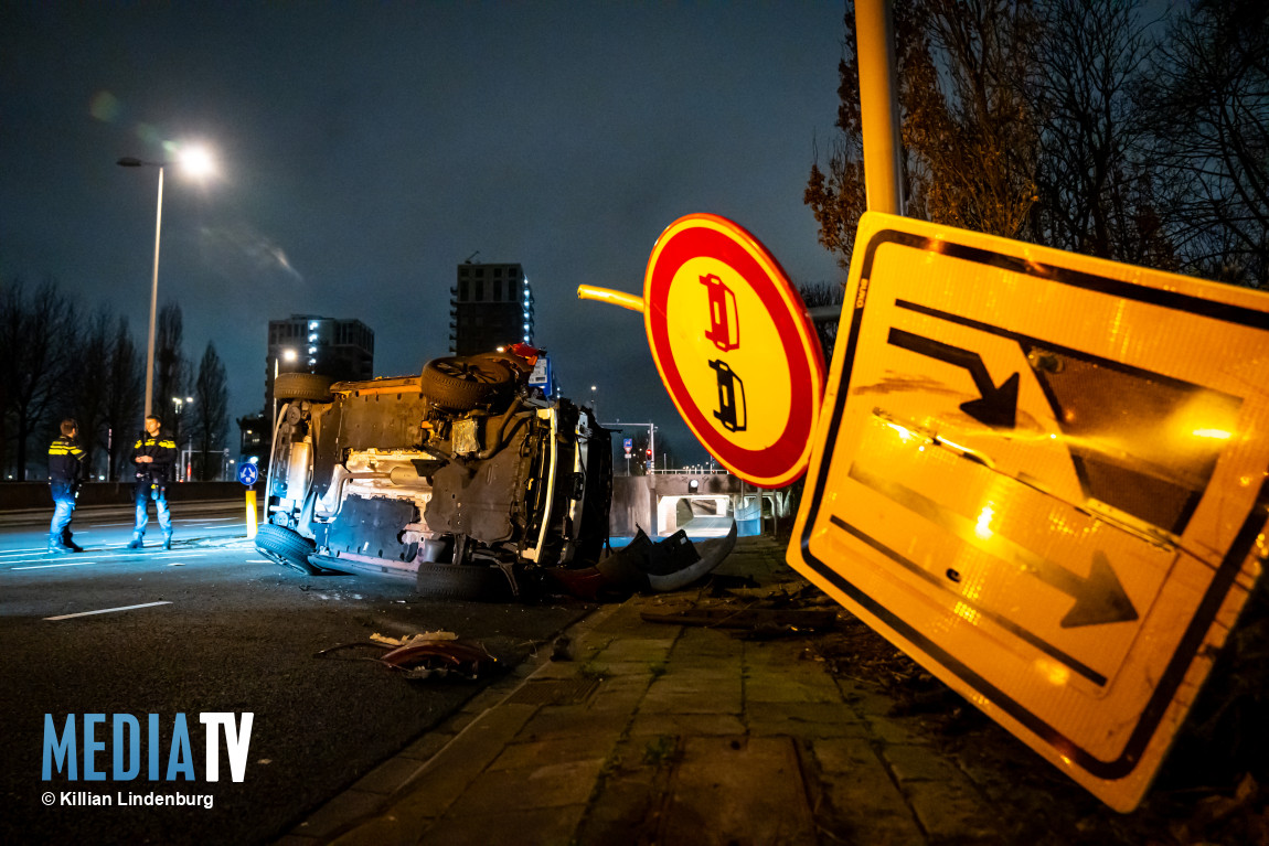 Auto gekanteld na aanrijding met verkeersmast 's-Gravendijkwal Rotterdam