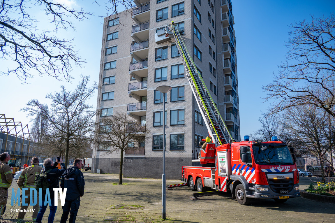 Brandweer haalt glazenwasser uit benarde positie Jalonstraat Rotterdam