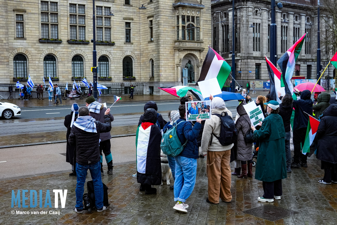Palestina en Israël aanhangers tegenover elkaar, demonstrant op dak aangehouden Coolsingel Rotterdam