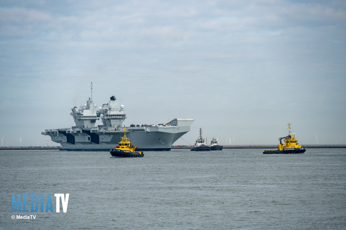 Brits vliegdekschip meert aan in Rotterdamse haven