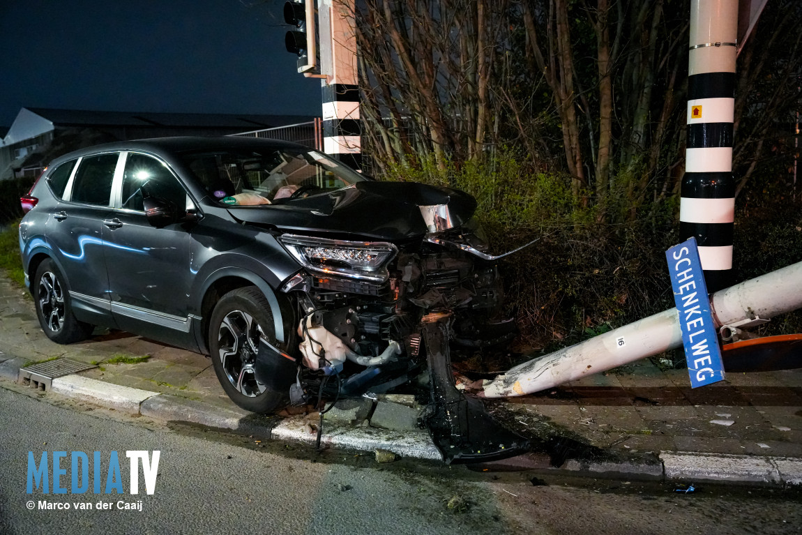Automobilist ramt verkeerslicht en gereanimeerd Schenkelweg Spijkenisse