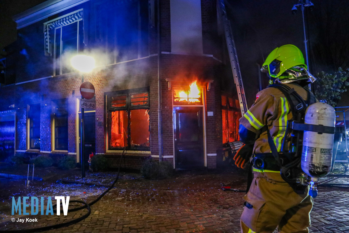 Grote brand uitgebroken na explosie bij woning naast pand loodgieter in Vlaardingen