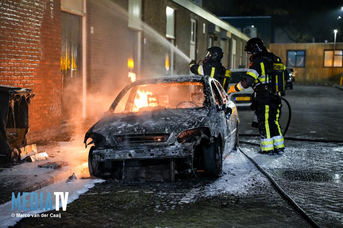 Personenauto volledig uitgebrand na vermoedelijk brandstichting Griede Hoogvliet Rotterdam