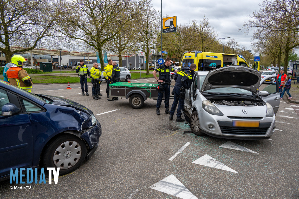 Auto’s zwaar beschadigd bij aanrijding ‘s-Gravelandseweg Schiedam