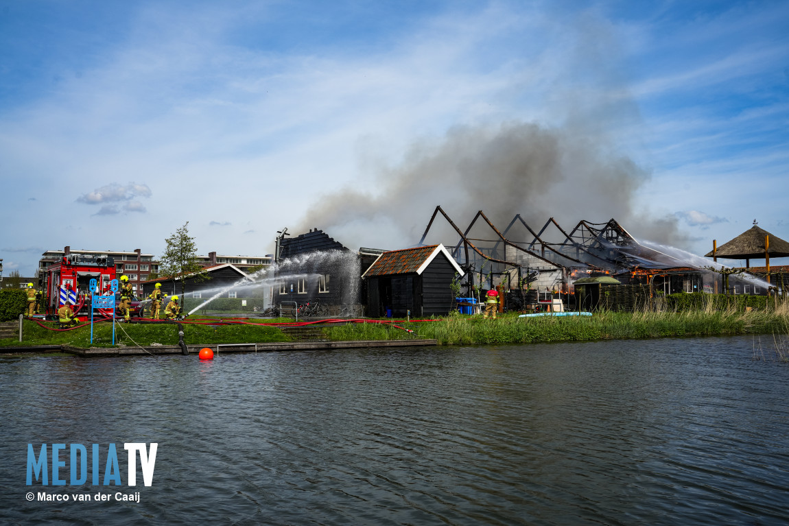 Veel rookontwikkeling bij grote brand op kinderboerderij 3e Barendrechtseweg Barendrecht
