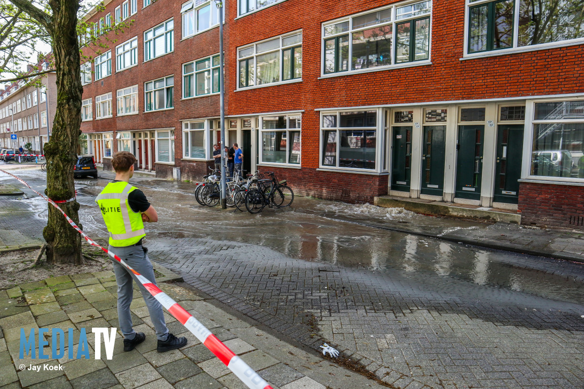 Gesprongen waterleiding zet straat vol water Keucheniusstraat Rotterdam