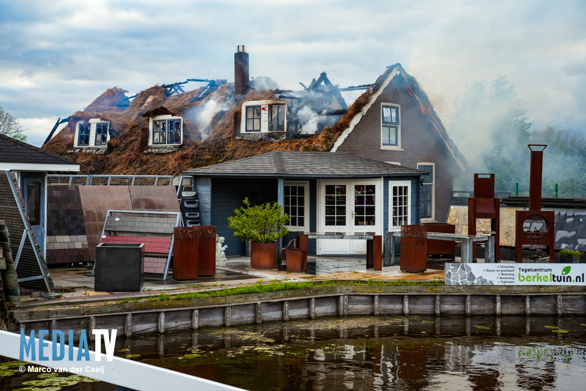 Uitslaande brand verwoest schuur en huis Noordeindseweg Berkel en Rodenrijs