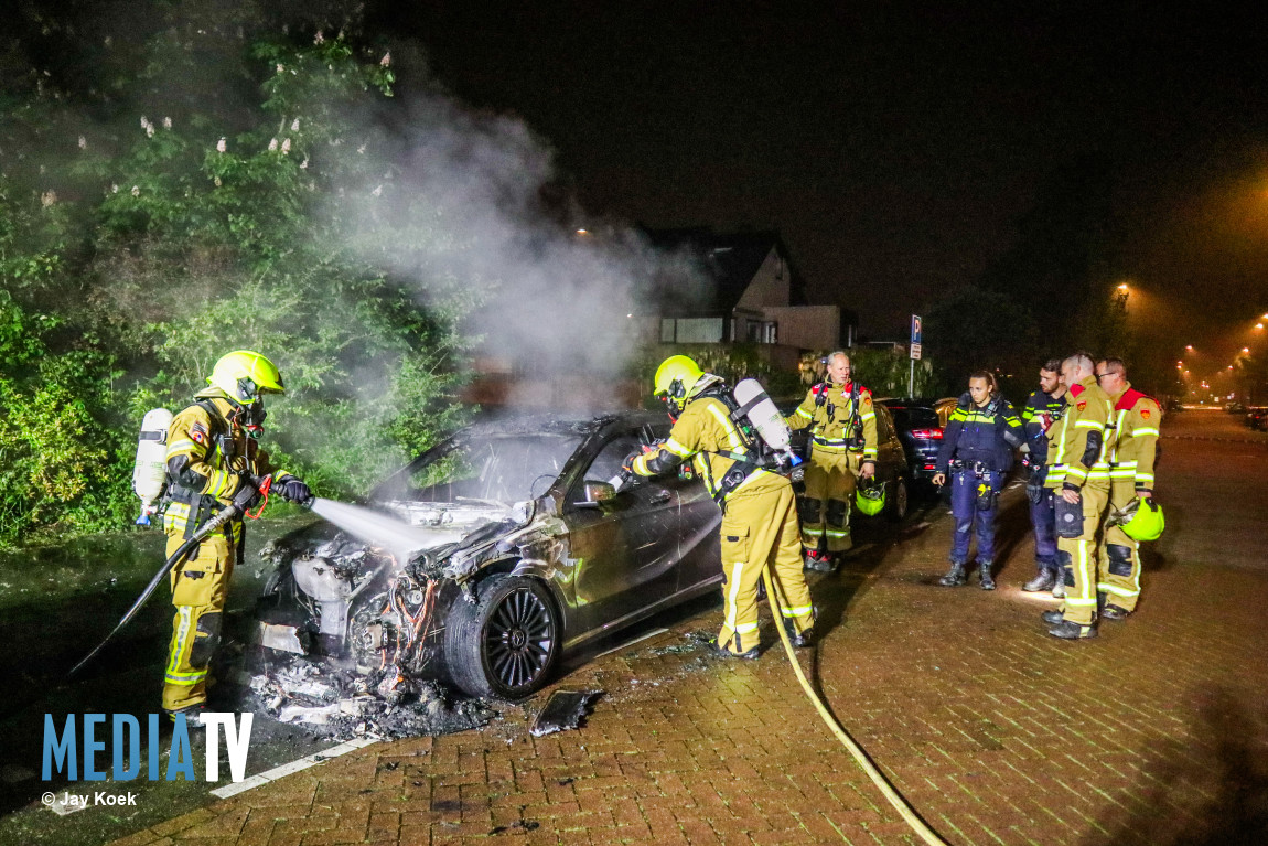 Geparkeerde auto gaat in vlammen op Vermeerlaan Maassluis