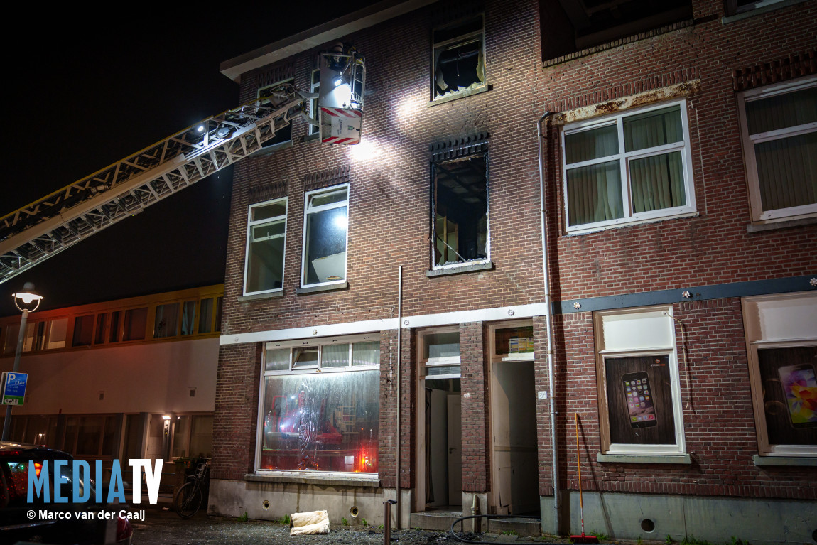 Twee bewoners en brandweerman gewond bij woningbrand Eemstein Rotterdam