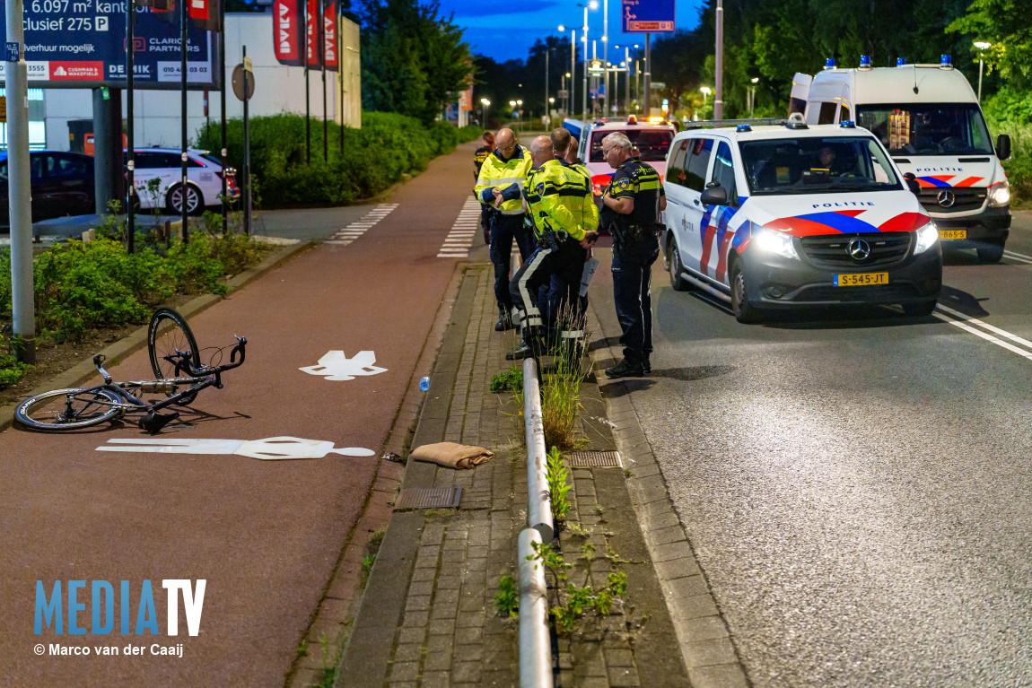 Twee gewonden bij aanrijding op fietspad Abraham van Stolkweg Rotterdam