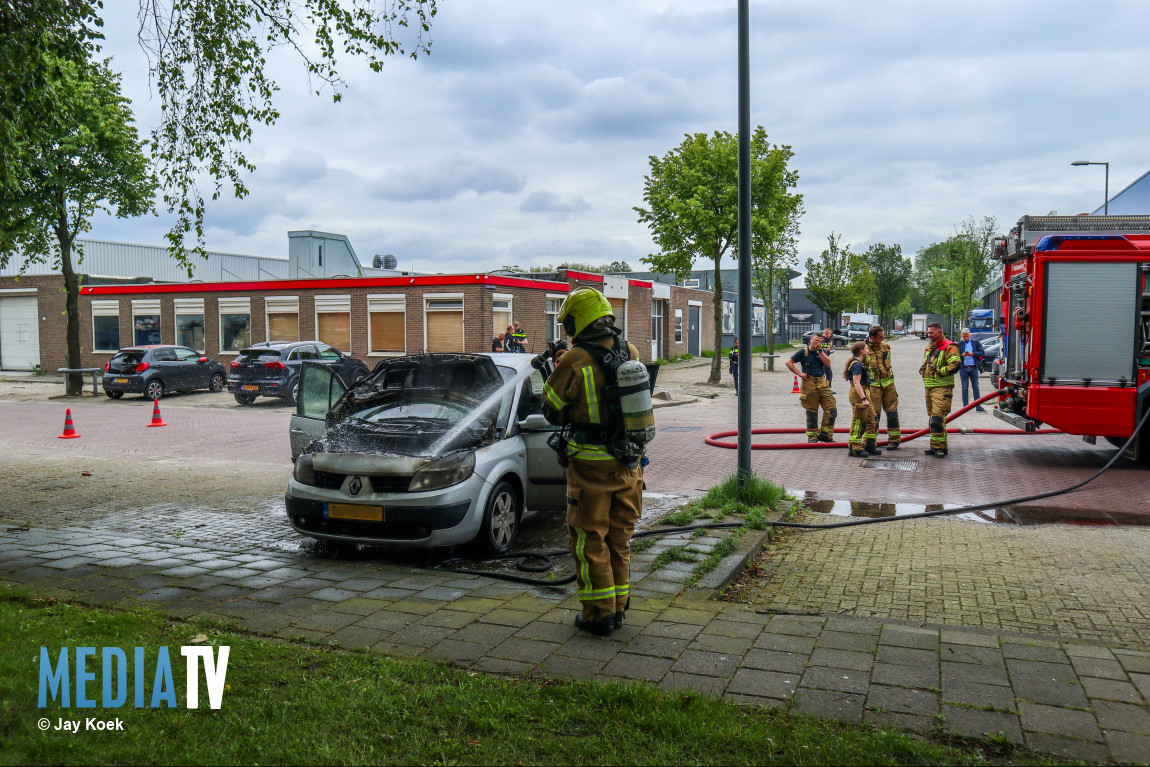 Auto zwaar beschadigd na brand Van Heekstraat Schiedam