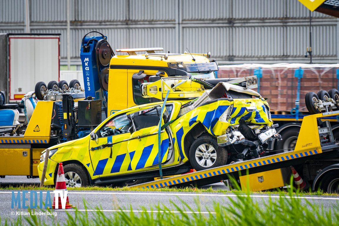 Vrachtwagen botst op auto weginspecteur Rijkswaterstaat A15 Rotterdam