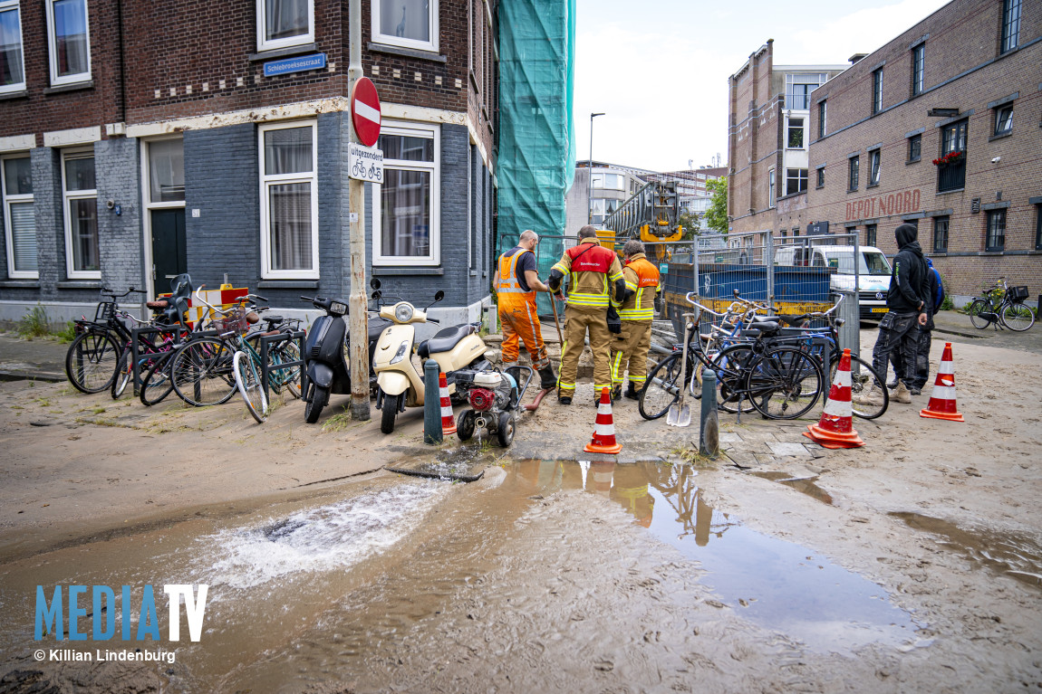 Flinke waterlekkage op straat door gebroken leiding Willebrordusstraat Rotterdam
