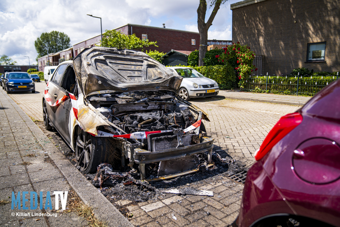 Auto in brand gestoken Endeldijk Rotterdam