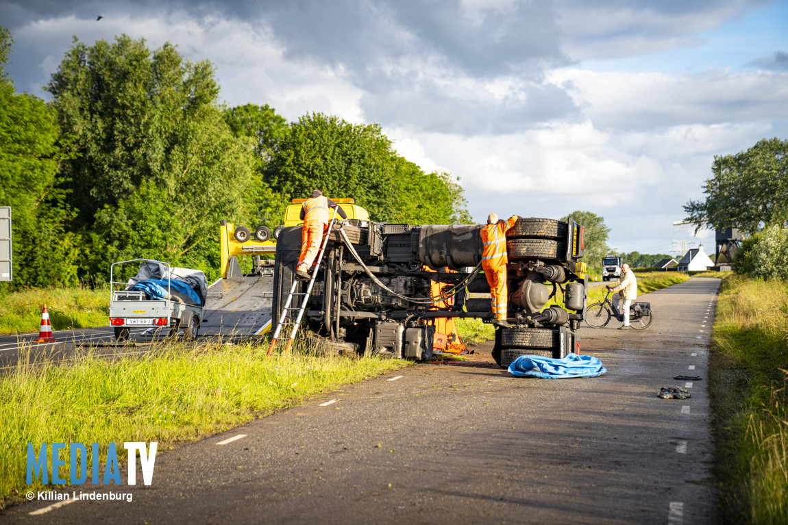 Vrachtwagen gekanteld na mislukte inhaalactie N217 Mijnsheerenland