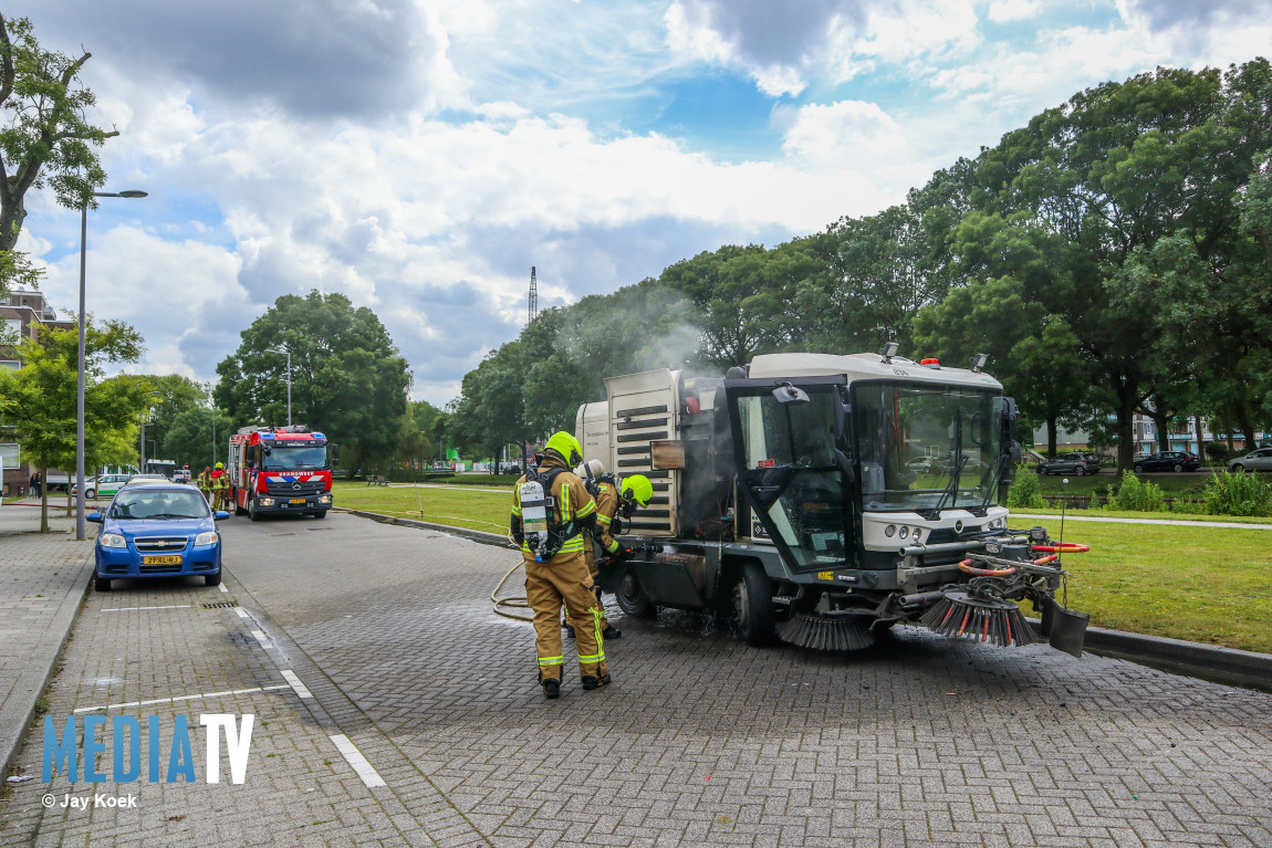 Veegwagen zwaar beschadigd na brand Meidoornsingel Rotterdam