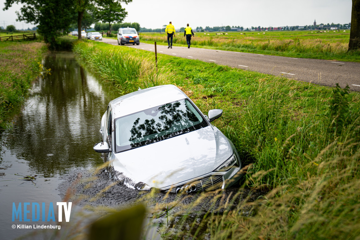 Overleden persoon aangetroffen in auto in sloot Kweldamweg Bleskensgraaf