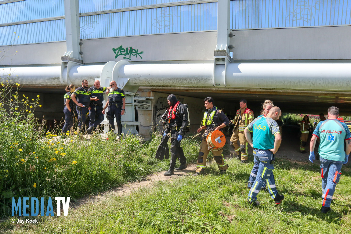 Hulpdiensten rukken groots uit na melding van kinderlaarsje in het water Trekkade Vlaardingen