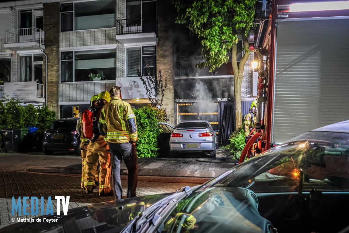 Woning raakt zwaar beschadigd na autobrand Lieve de Keystraat Rotterdam