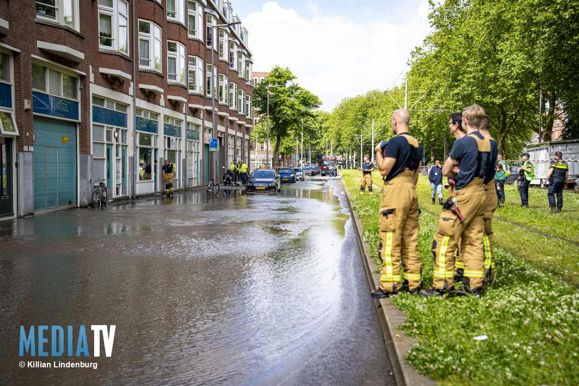 Grote waterlekkage zet meerdere straten onder water Mathenesserdijk Rotterdam