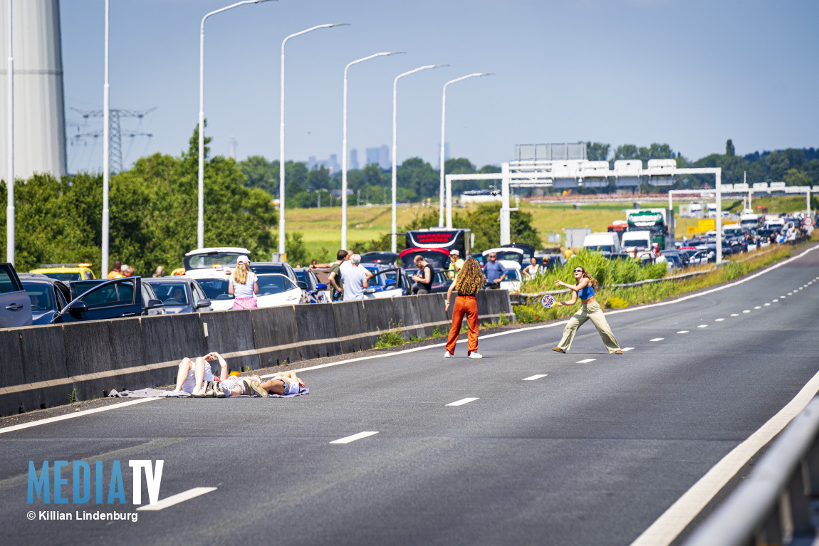 Honderden automobilisten vast door storing in Haringvlietbrug A29 Numansdorp