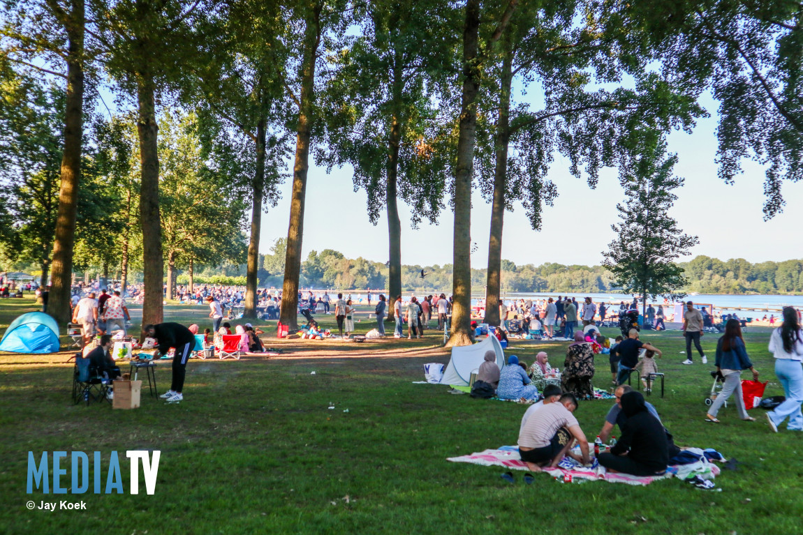 Lekker weer zorgt voor drukte in Kralingse Bos Rotterdam