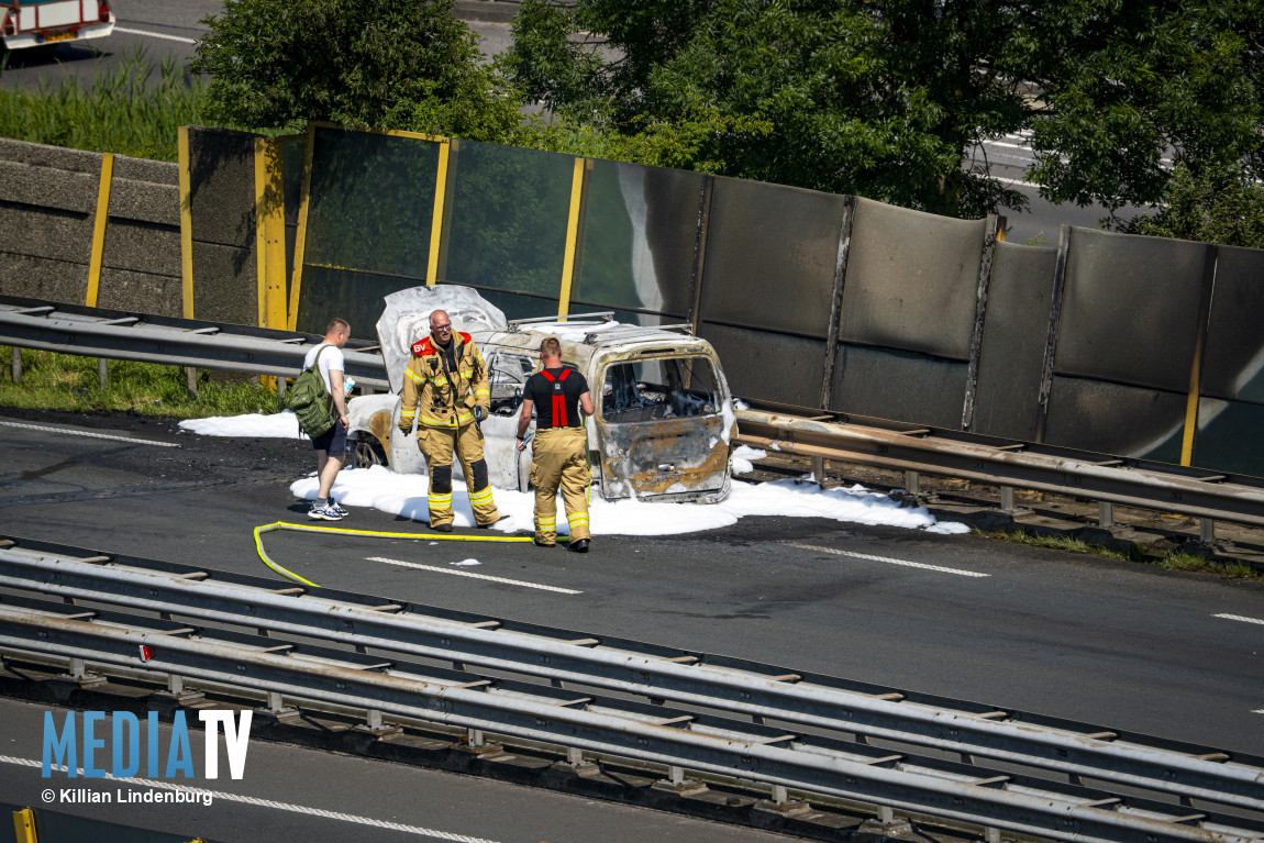 Auto brandt uit op N3 bij Papendrecht, geluidsscherm gesmolten