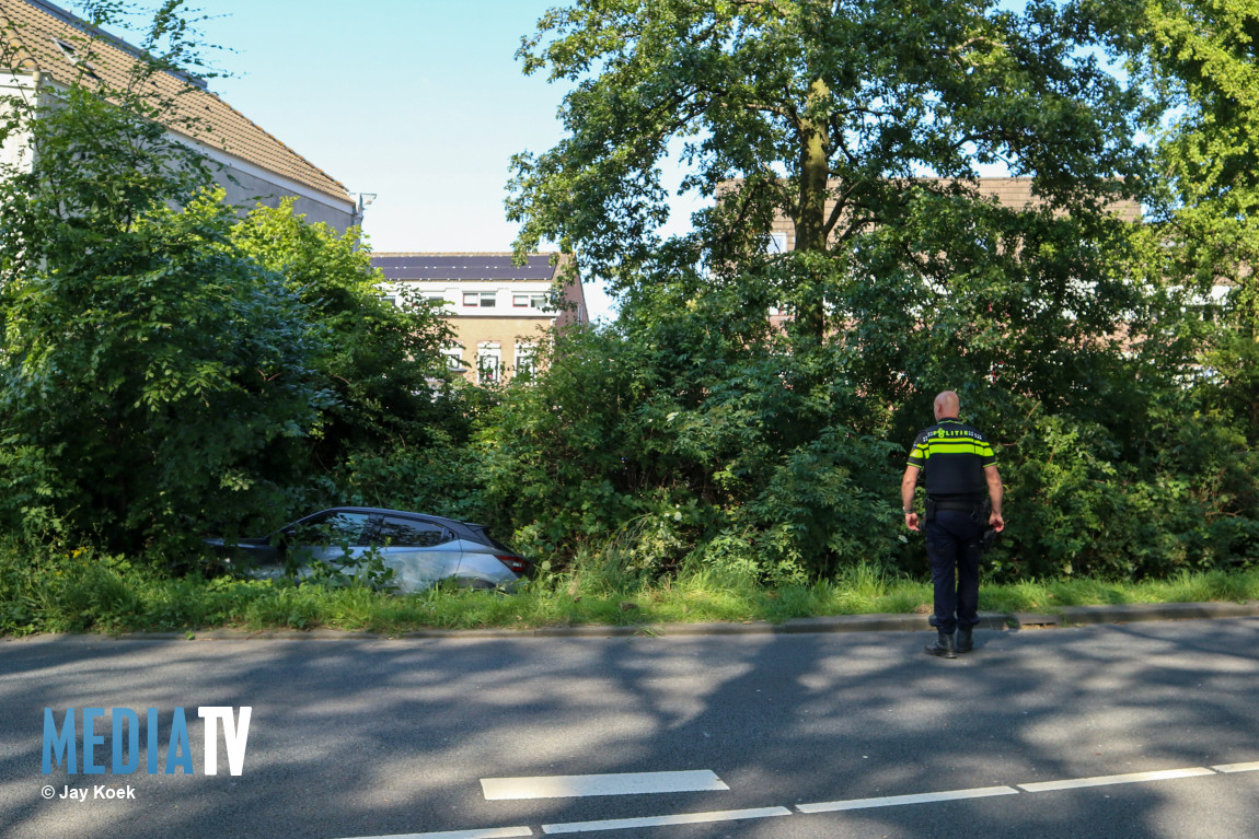 Automobilist raakt van de weg en belandt in de bosschages in Maassluis