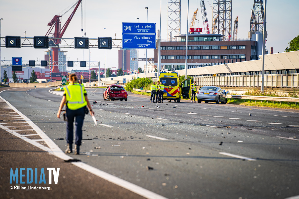 Auto over de kop na aanrijding, A4 bij Vondelingenplaat volledig afgesloten