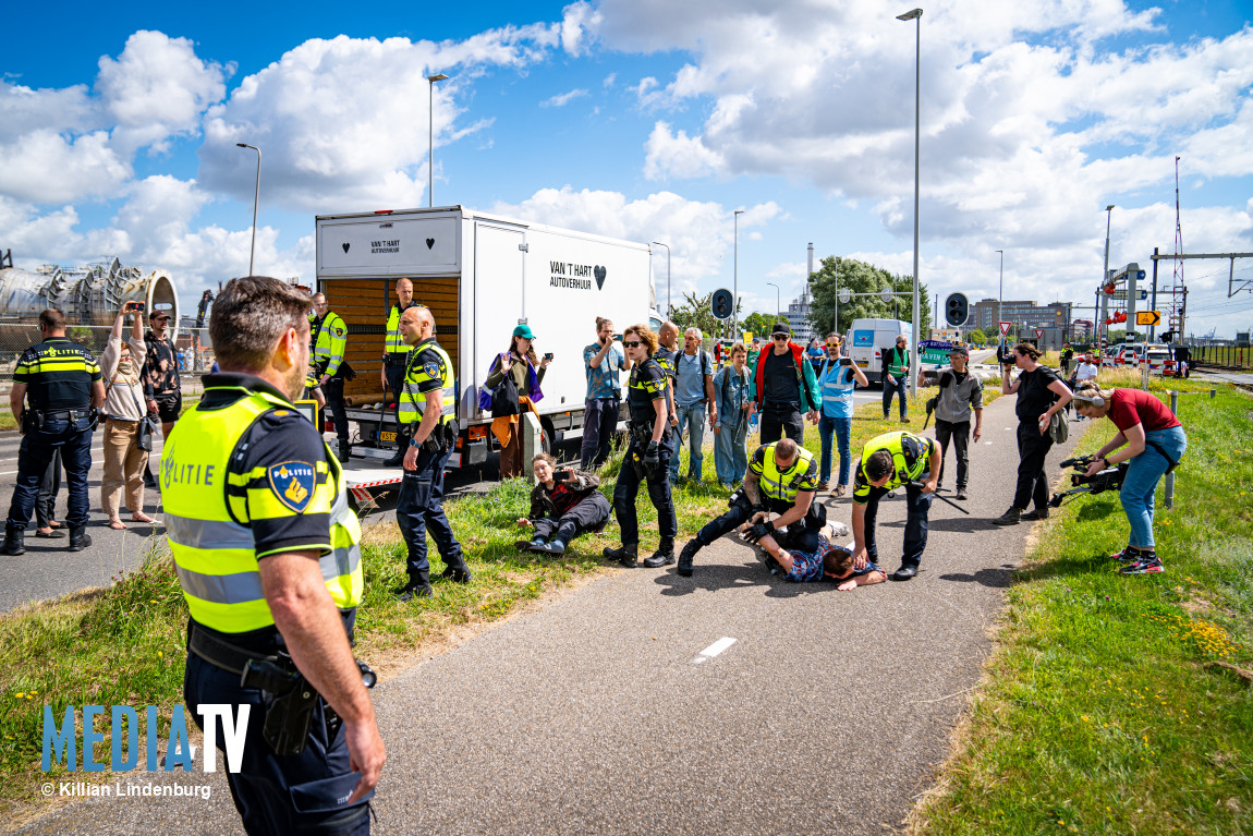 Twee aanhoudingen bij demonstratie van Extinction Rebellion in Rotterdamse Haven