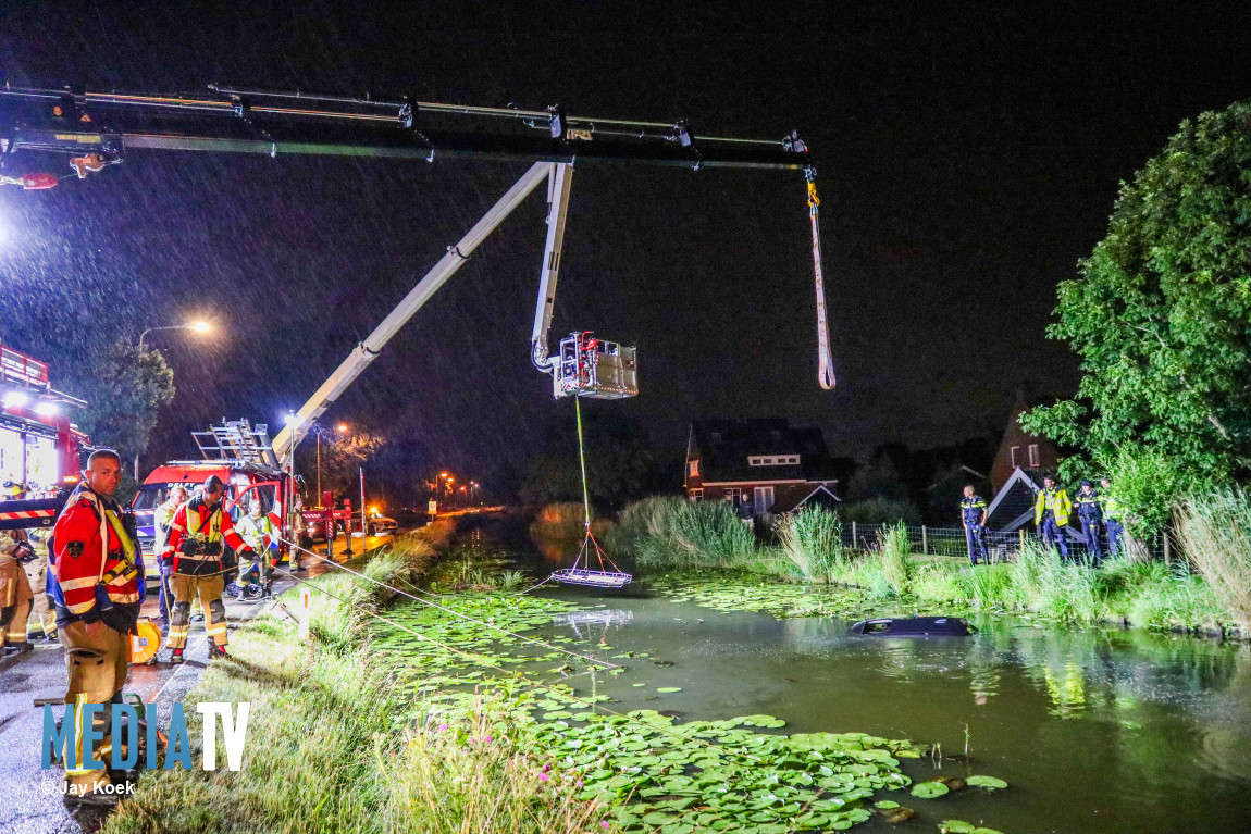 Nachtelijke zoekactie na aantreffen van auto in het water Oostgaag in Maasland