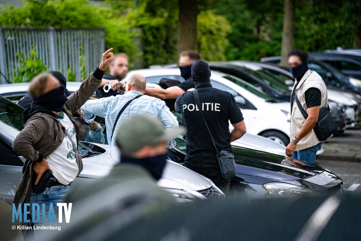 Twee aanhoudingen door TPE na bedreiging met vuurwapen Dumasstraat Rotterdam