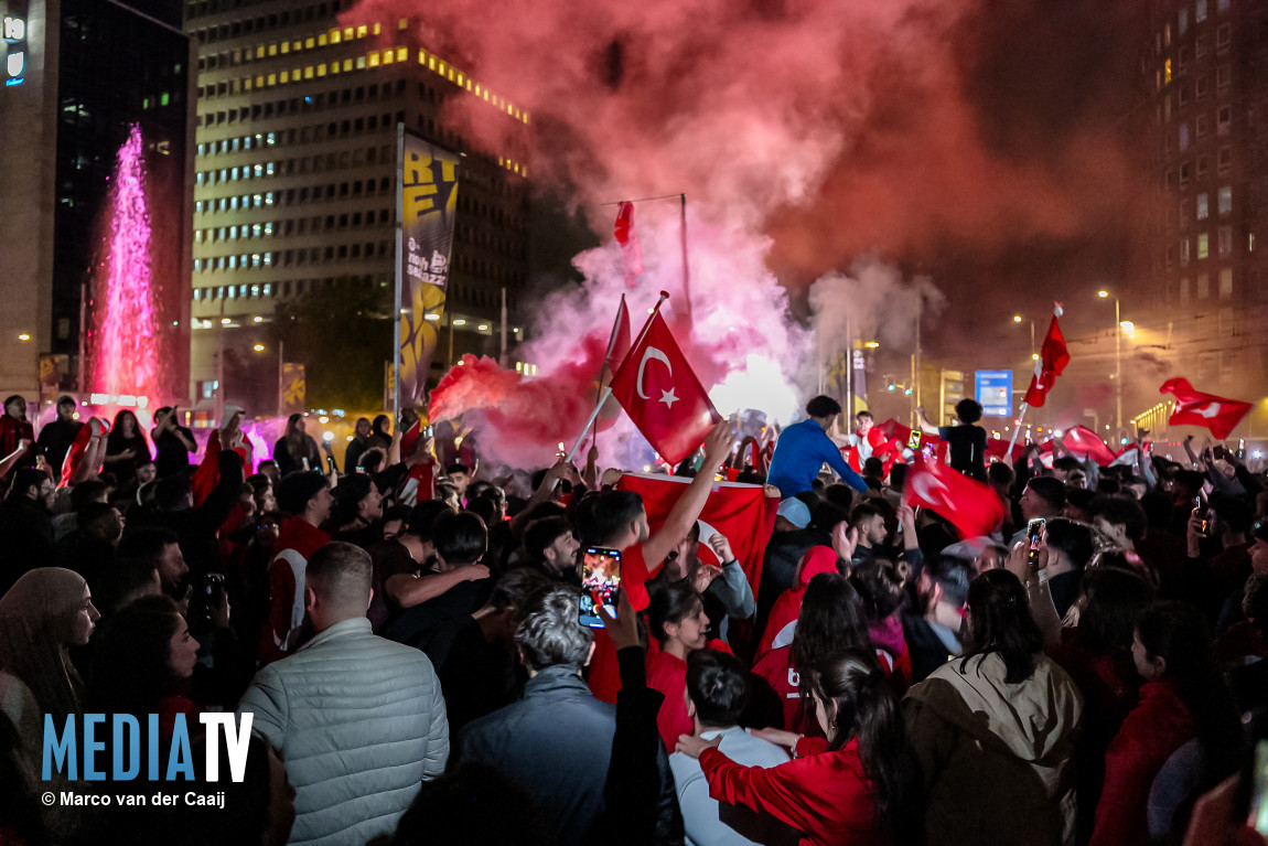 Honderden Turken vieren feest op Hofplein Rotterdam