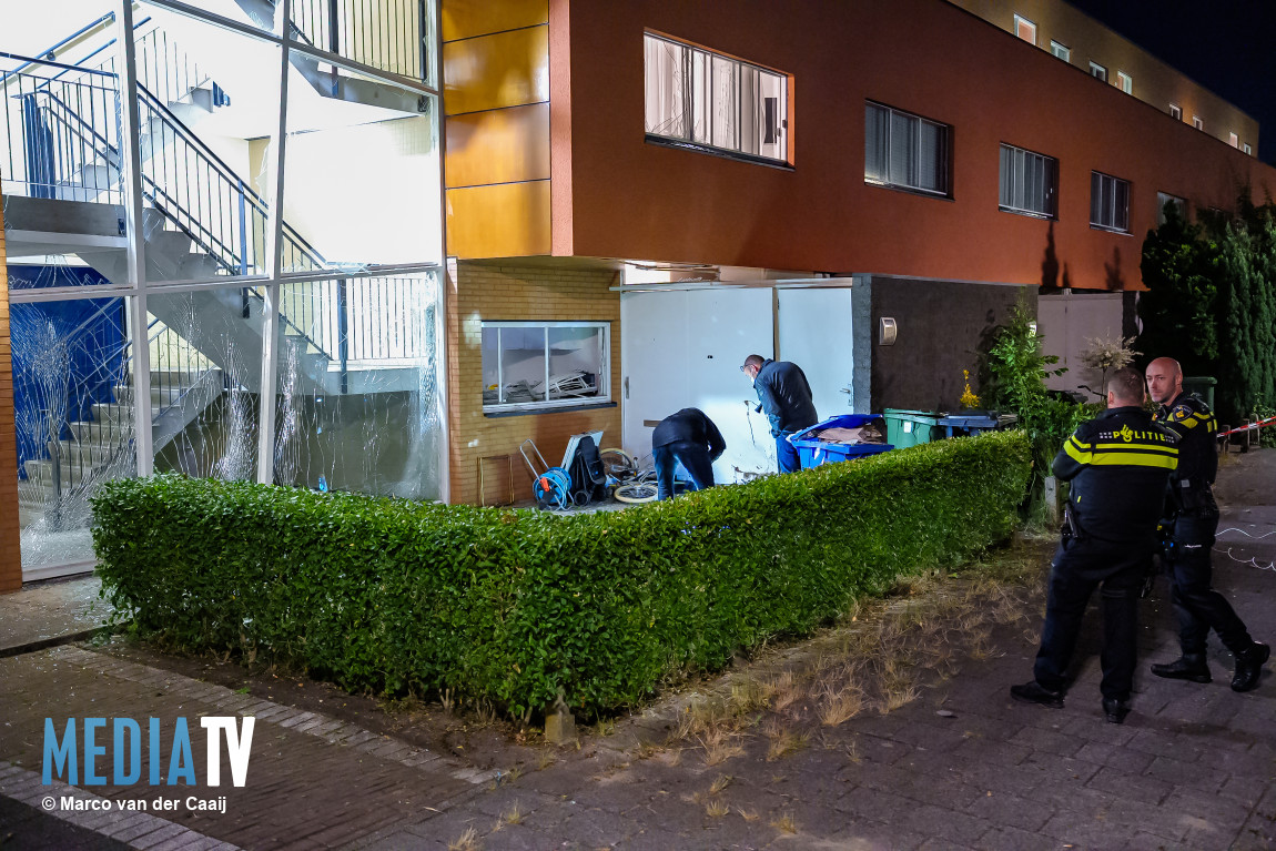 Meerdere woningen beschadigd door harde explosie  Jacques Dutilhweg Rotterdam