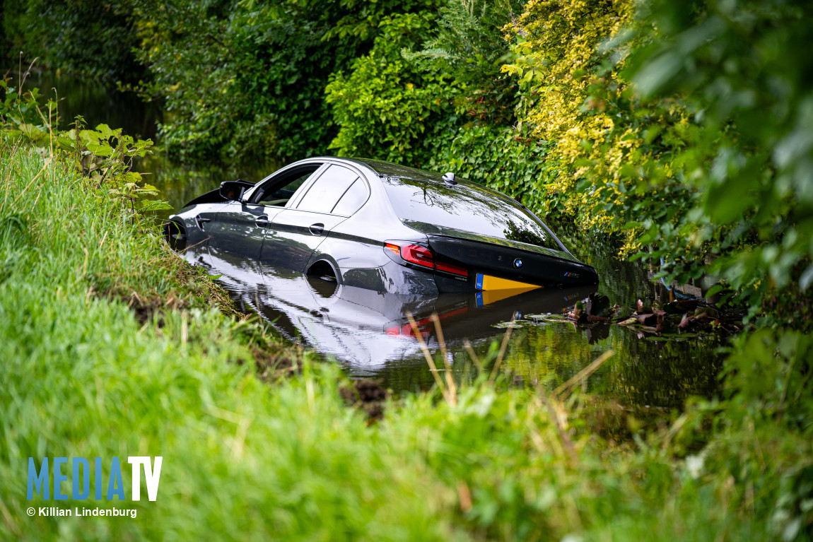 Peperdure BMW total loss na duik in het water Abram van Rijckevorselweg Nieuwerkerk a/d IJssel