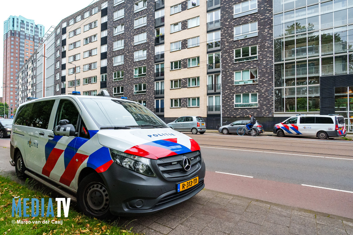 Bewoonster raakt gewond tijdens woningoverval Boezemweg Rotterdam