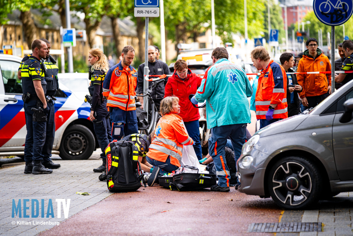 Scooterrijder hard ten val na aanrijding met auto Dordtsestraatweg Rotterdam