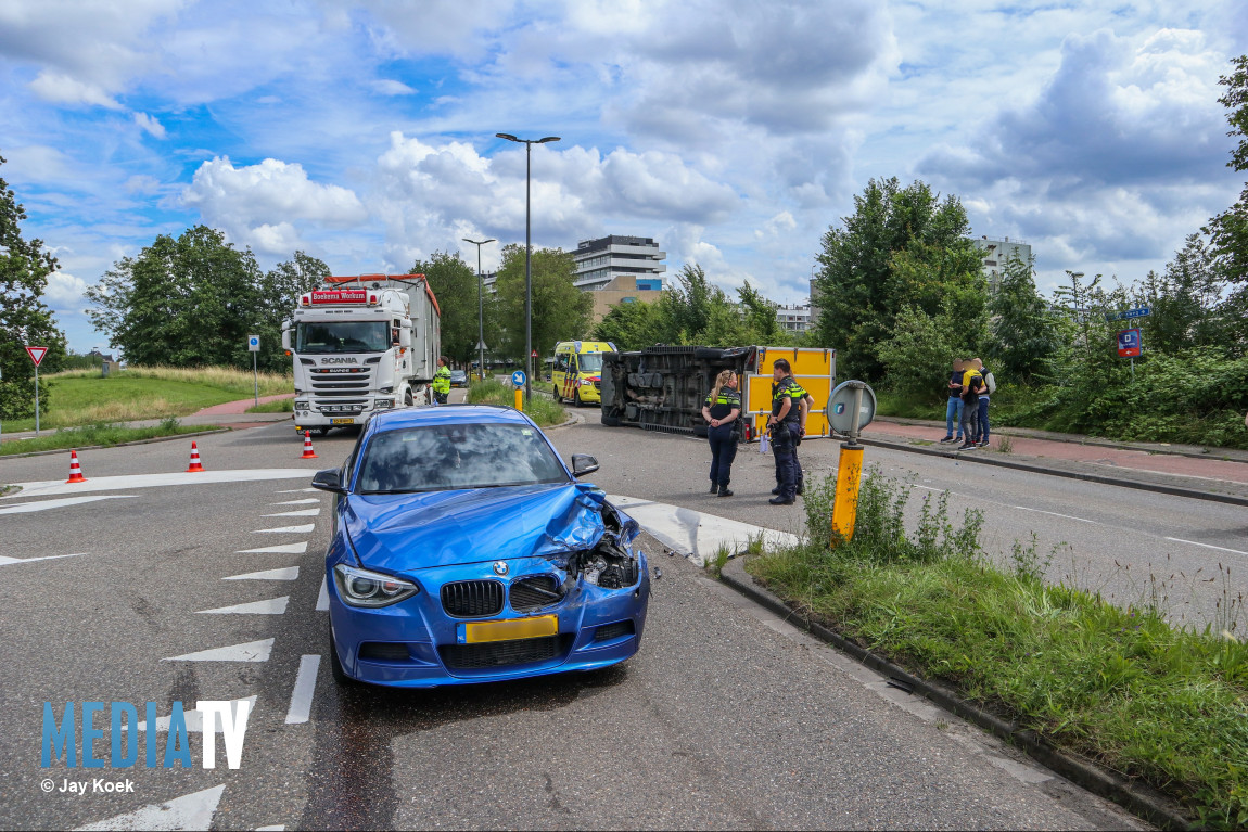 Bezorgbus kantelt na aanrijding door voorrangsfout Deltaweg Vlaardingen