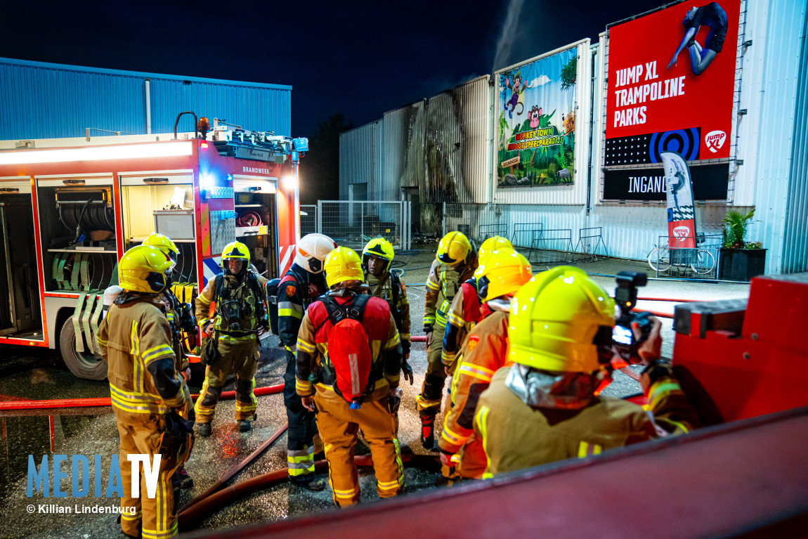 Explosiegevaar bij grote brand bij JumpXL Einsteinweg Spijkenisse