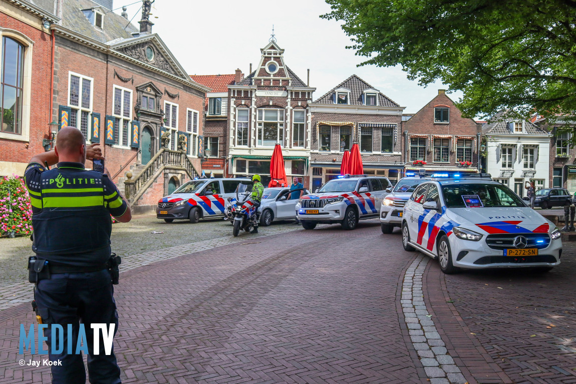 Loeiende sirenes bij stadhuis uit protest voor betere pensioenregeling Markt Vlaardingen